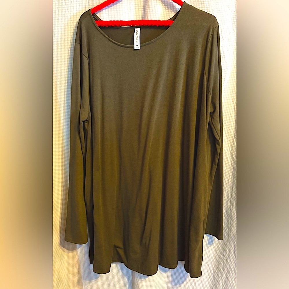 Brown/dark green tunic. Size 3X